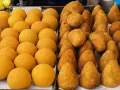 Arancini e arancine dorati, pronti per essere gustati. Un tripudio di sapori siciliani.