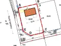 Plan działki z zaznaczonym budynkiem. Określa, kto może wystąpić o warunki zabudowy, uwzględniając front terenu i wymiary.