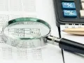Szukamy dłużnika wśród liczb i dokumentów. Komornik analizuje finanse, by odnaleźć zaginione pieniądze.