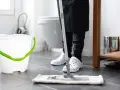Nettoyer la pierre naturelle est facile avec cette serpillère et ce seau. Un sol propre pour une maison saine.