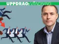 En man i kostym ser bekymrad ut. Nedanför honom springer flera män med portföljer mot en röd pil som pekar nedåt. Kanske han känner separationsångest inför att byta jobb.