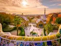 Kolorowy park Güell w Barcelonie, jednym z najpiękniejszych miast w Hiszpanii, zachwyca mozaikową ławką i bajkowymi budynkami.