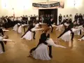 Uczniowie w strojach wieczorowych tańczą poloneza na studniówce. To piękny początek ich maturalnej historii.