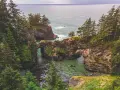 Naturalne łuki skalne i turkusowa woda, otoczone sosnami. Jedno z 10 najpiękniejszych miejsc w USA.