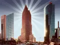 Moderne Hochhäuser am Potsdamer Platz, Berlin. Ein roter Backsteinturm und ein gläserner Turm ragen in den Himmel. Ein toller Panoramapunkt Berlin.