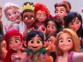 Wesołe księżniczki Disneya postacie, w tym Elsa, Ariel, Tiana i Roszpunka, pozują do wspólnego zdjęcia.
