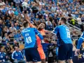 Piłkarze ręczni Wisły Płock walczą o piłkę z zawodnikiem w pomarańczowej koszulce. Emocje jak w meczu z Barceloną!