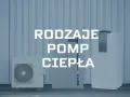 Trzy urządzenia, które prezentują różne rodzaje pomp ciepła, stoją przed budynkiem.