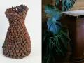 Escultura de arcilla con forma de jarrón, junto a una maceta de terracota con plantas, sugiriendo un sistema de enfriamiento adiabatico.