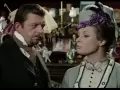 Mariusz Dmochowski w filmach, u boku pięknej kobiety w kapeluszu, w sklepie pełnym lalek i bibelotów.