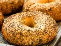 Färska bagels med sesamfrön och vallmofrön, perfekta för ditt bagels recept.