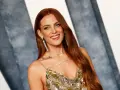 Riley Keough, wnuczka Elvisa Presleya, w błyszczącej sukni i długich kolczykach.