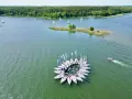 Żaglówki tworzą okrąg na jeziorze, otoczone lasem. To jedne z najpiękniejszych miejsc w Polsce – Mazury.