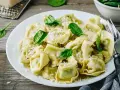 Najlepsze sosy do tortellini ze szpinakiem i ricottą, które zachwycą