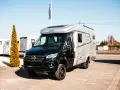 Czarny Mercedes Hymer, kamper gotowy na przygody.