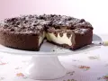 Schokoladen-Zupfkuchen mit cremiger Füllung, bestäubt mit Puderzucker. Ein köstliches Rezept für jeden Anlass.
