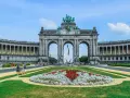 Łuk Triumfalny w Parku Cinquantenaire to imponujący widok, który warto zobaczyć w Brukseli.