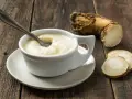 Crema di cren, piccante e saporita, accanto alla radice da cui deriva. Cos'è il cren? È rafano, una radice dal gusto deciso.