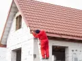 Ile bierze dekarz? Zaskakujące zarobki i koszty usług dekarskich