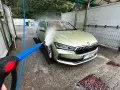 Mycie auta na samoobsługowej myjni. Woda pod ciśnieniem pomoże usunąć trudne zabrudzenia, jak np. żywica.