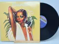 Diana Ross auf dem Cover ihres Albums "Diana". Eine Vinyl-Schallplatte liegt daneben.