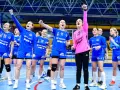 Radość po zwycięstwie! Zawodniczki Ruchu Chorzów w piłce ręcznej świętują sukces.