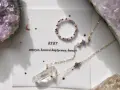 Delikatny talizman dla znaku zodiaku Ryby: naszyjnik z kryształem górskim i ametystem, oraz pierścionek z kamieniami.