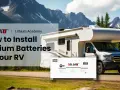 En husbil står parkerad i bergig natur. Framför husbilen syns ett bms batteri, redo för installation.
