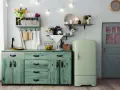Cocina rústica con muebles de madera pintados en pintura a la tiza verde, un refrigerador vintage y una puerta gris.