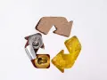 Symbol recyklingu z puszkami i folią. Uproszczona ewidencja odpadów w praktyce.