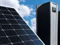 Panele słoneczne i nowoczesne jednostki do magazynowania energii elektrycznej pod błękitnym niebem.