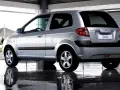 Srebrny Hyundai Getz 1.1 z czarnymi listwami, odbijający się w mokrej nawierzchni pod zadaszeniem.