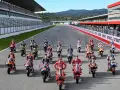 Pilotos de MotoGP posan con sus motos en la parrilla, listos para sumar puntos sprint.