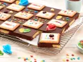 Bunte Kekse mit Namen, ideal zum Backen mit Kindern im Kindergarten. Ein süßer Spaß für kleine Bäcker!