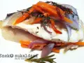 Lubina en papillote con zanahoria y cebolla morada, hierbas aromáticas y un toque de romero.