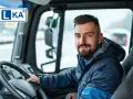 Uśmiechnięty kierowca ciężarówki, z pewnością z bezterminowym prawem jazdy, w kabinie pojazdu. Na szybie widoczny znak "KULKA".