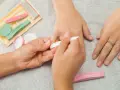 Manicure japoński wady: naturalne paznokcie, delikatne polerowanie, narzędzia do pielęgnacji.
