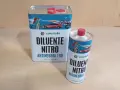 Due barattoli di diluente nitro Coloritalia, uno da 5 litri e uno da 1 litro, con grafica di auto e bici. La differenza tra diluente sintetico e nitro è nella composizione.