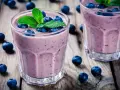 Pyszne smoothie z jagodami, idealne na dietę płynną. Przepisy na zdrowe napoje znajdziesz w sieci.