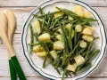 Insalata di patate lesse e fagiolini verdi, un'idea fresca e leggera per un contorno gustoso.