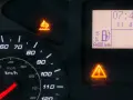 Warnleuchte im Auto zeigt niedrigen AdBlue-Stand an. Zeit für eine Nachfüllung, bevor das Fahrzeug nicht mehr fährt.