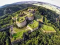 Imponujący fort na wzgórzu, otoczony lasami, to perła Dolnego Śląska.