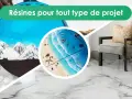 Créations artistiques avec résines : un décor de montagne et une plage tropicale, idéales pour mélanger peinture acrylique et résine.