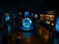Wrocławskie muzeum wody: zwiedzający oglądają wielką kulę ziemską i ekspozycje o inżynierii wody.