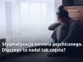 Smutna kobieta siedzi przy oknie. Stygmatyzacja zdrowia psychicznego to wciąż problem.