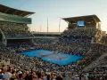 Un partido de tenis en el torneo de Cincinnati, con gradas llenas de espectadores bajo un cielo despejado.