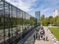 Studenci idący nowoczesnym kampusowym chodnikiem, gdzie odbywają się studia artystyczne Wrocław.