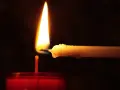 Eine Kerze wird entzündet, ein Licht für die Erinnerung zum Totensonntag.