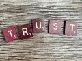 Litery układają się w słowo "TRUST". Kiedy pojawia się kłamstwo w związku, zaufanie znika.