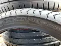 Profil opony 90/90-21M/C 54H. Widok z bliska na bieżnik i oznaczenia rozmiaru opony motocyklowej.